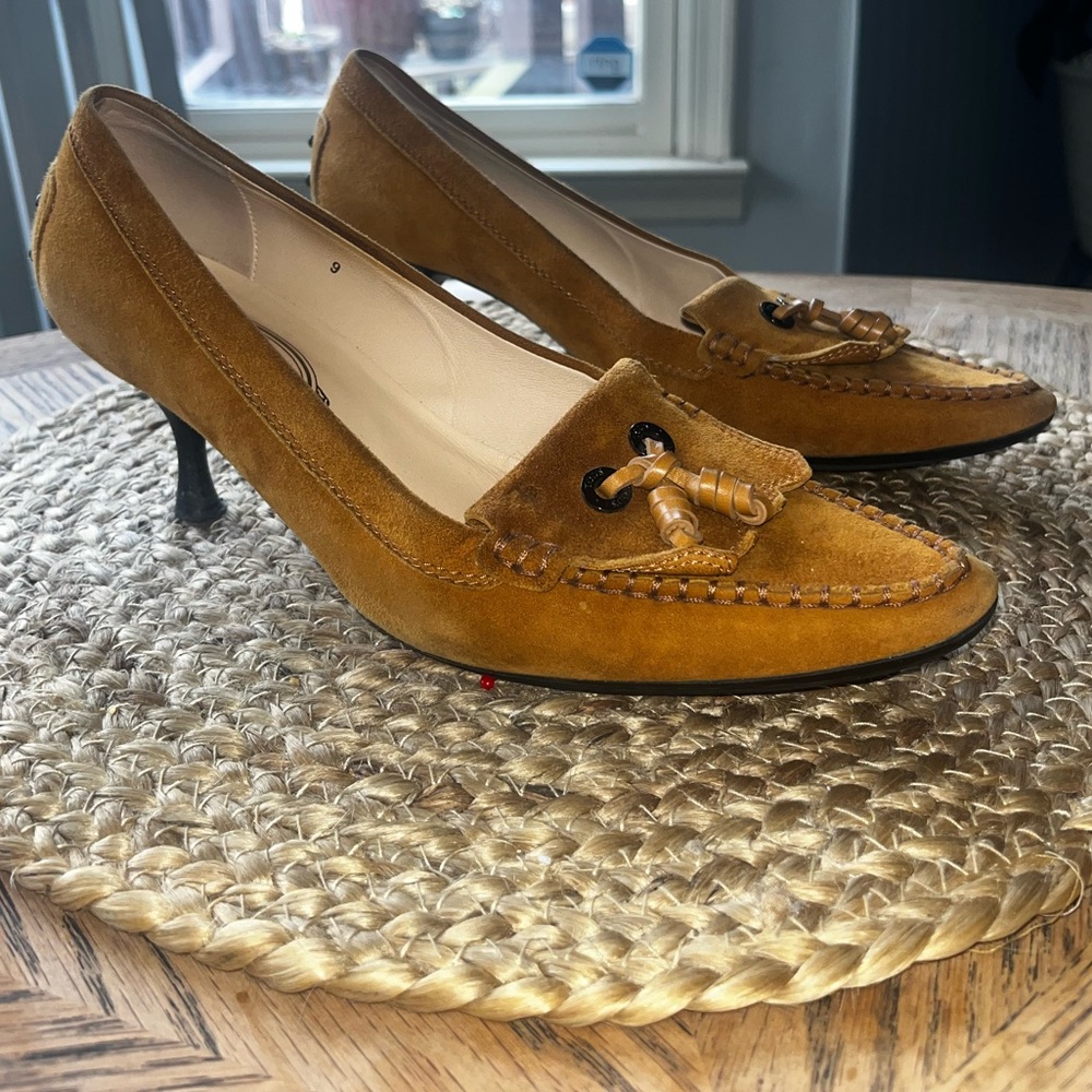 Tod's Italy: Tan Suede Loafer Style Kitten Heel Court Shoes size 9